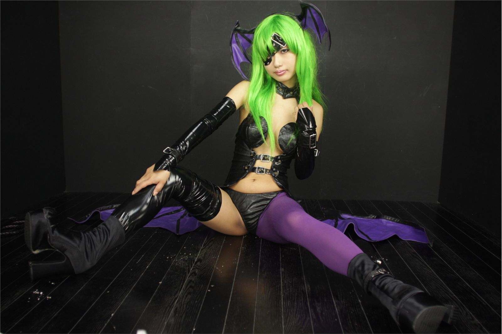 [Cosplay]  Darkstalkers  Morrigan with great body in latex